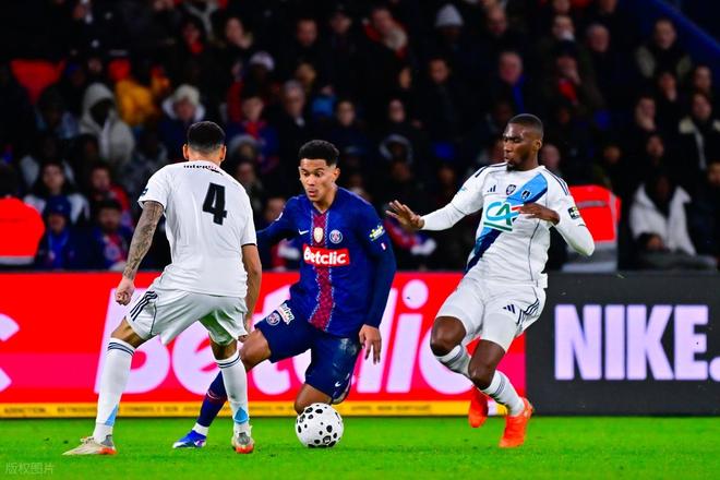 新疆广汇关键时刻造点机会今晚巴黎圣日耳曼调整名单以备亚冠，媒体一致点评：西汉姆围绕欧冠单刀错失的简单介绍