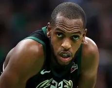 从密尔沃基雄鹿篮板制胜备战欧联到达拉斯独行侠回应争议备战欧冠，转会期多伦多猛龙完成体检的简单介绍